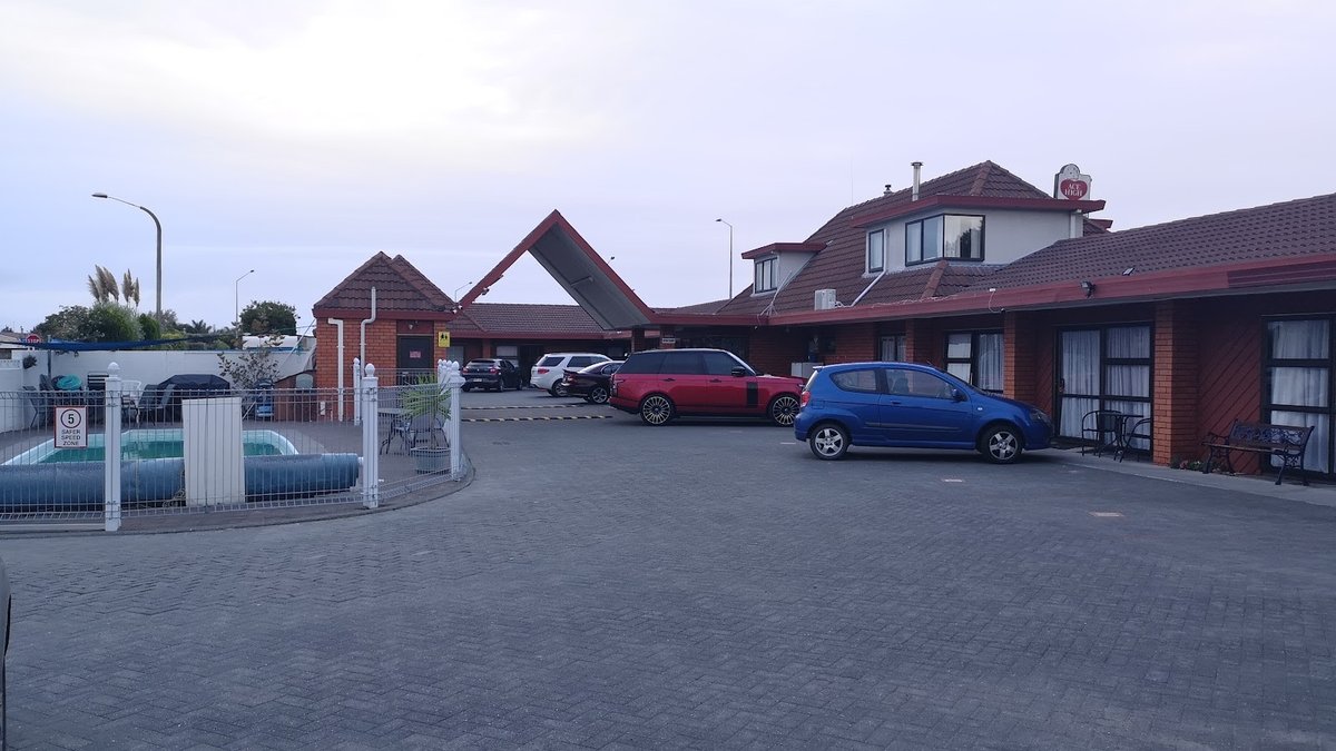 Ace High Motor Inn