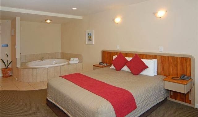 Pebble Beach Motor Inn