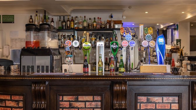 Shani's Family Eatery & Bar